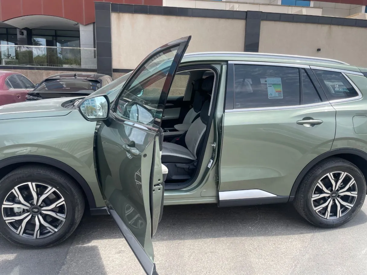 Car image 12