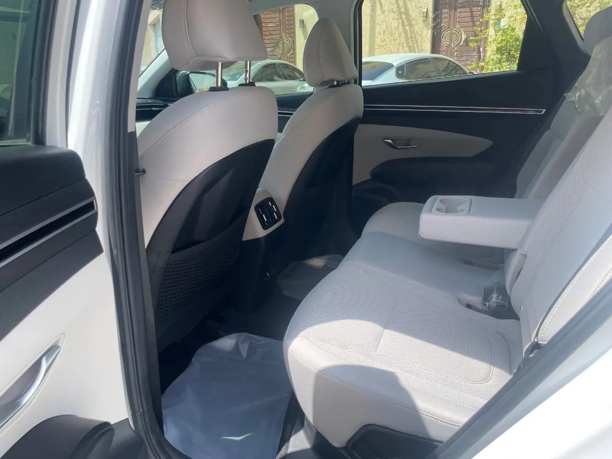 Car image 16