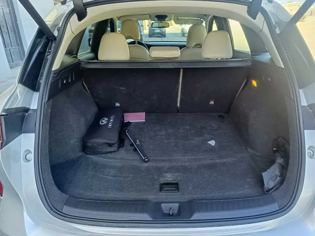 Car image 26