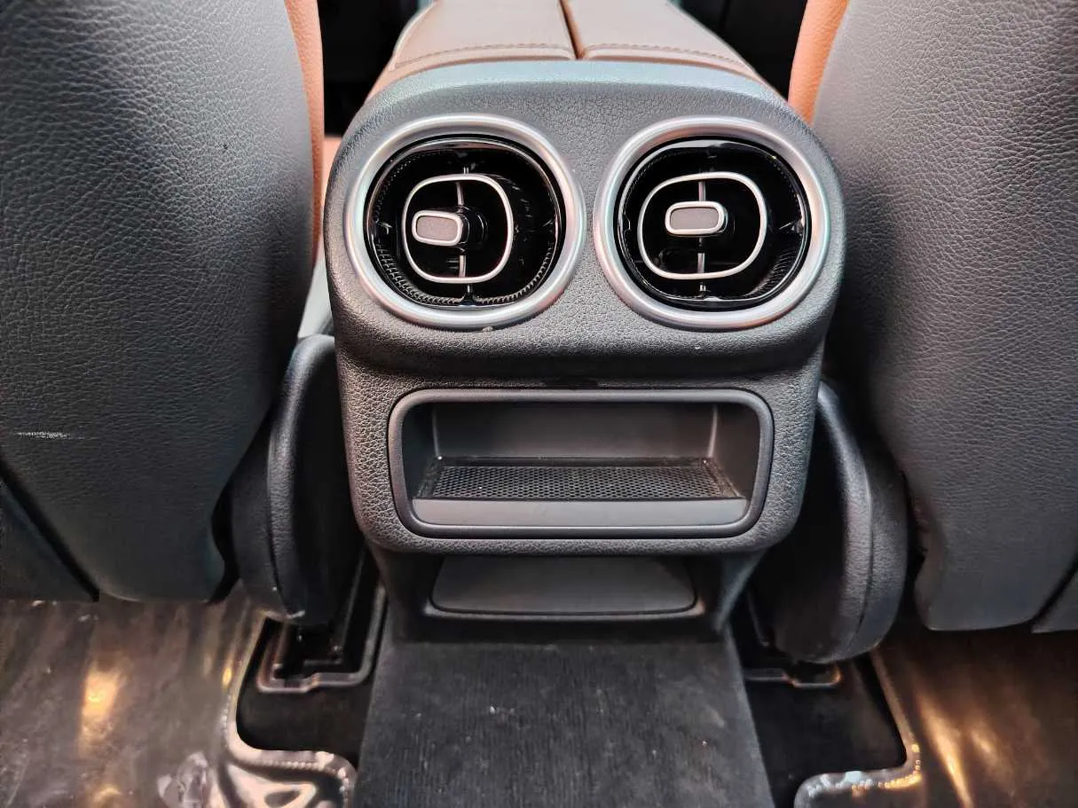 Car image 27
