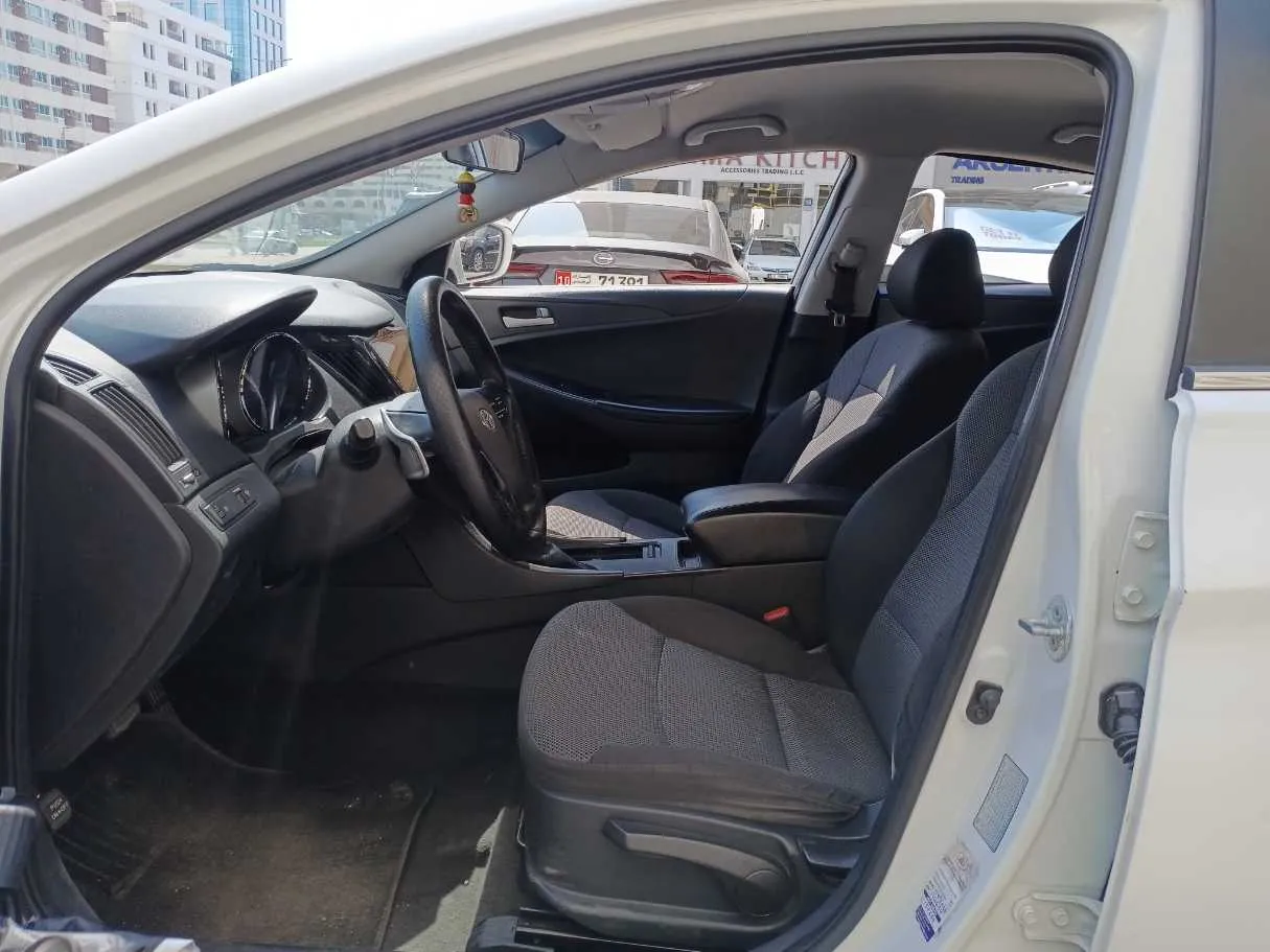 Car image 12
