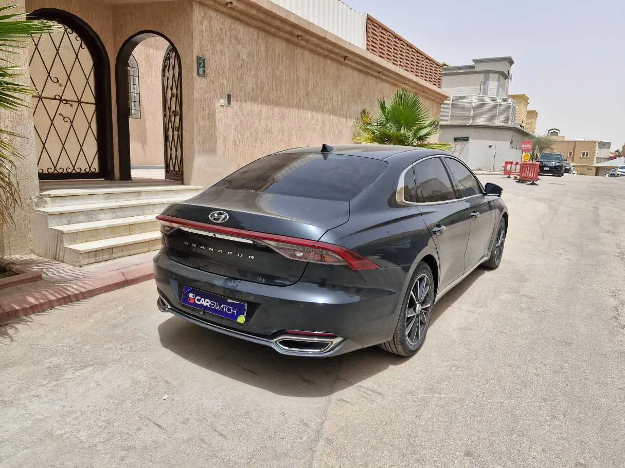 Car image 5