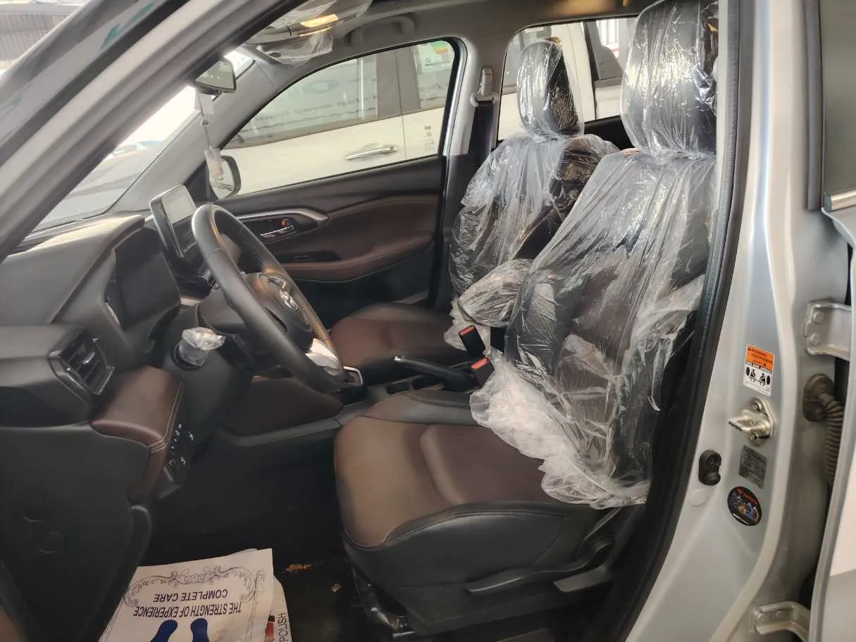 Car image 13