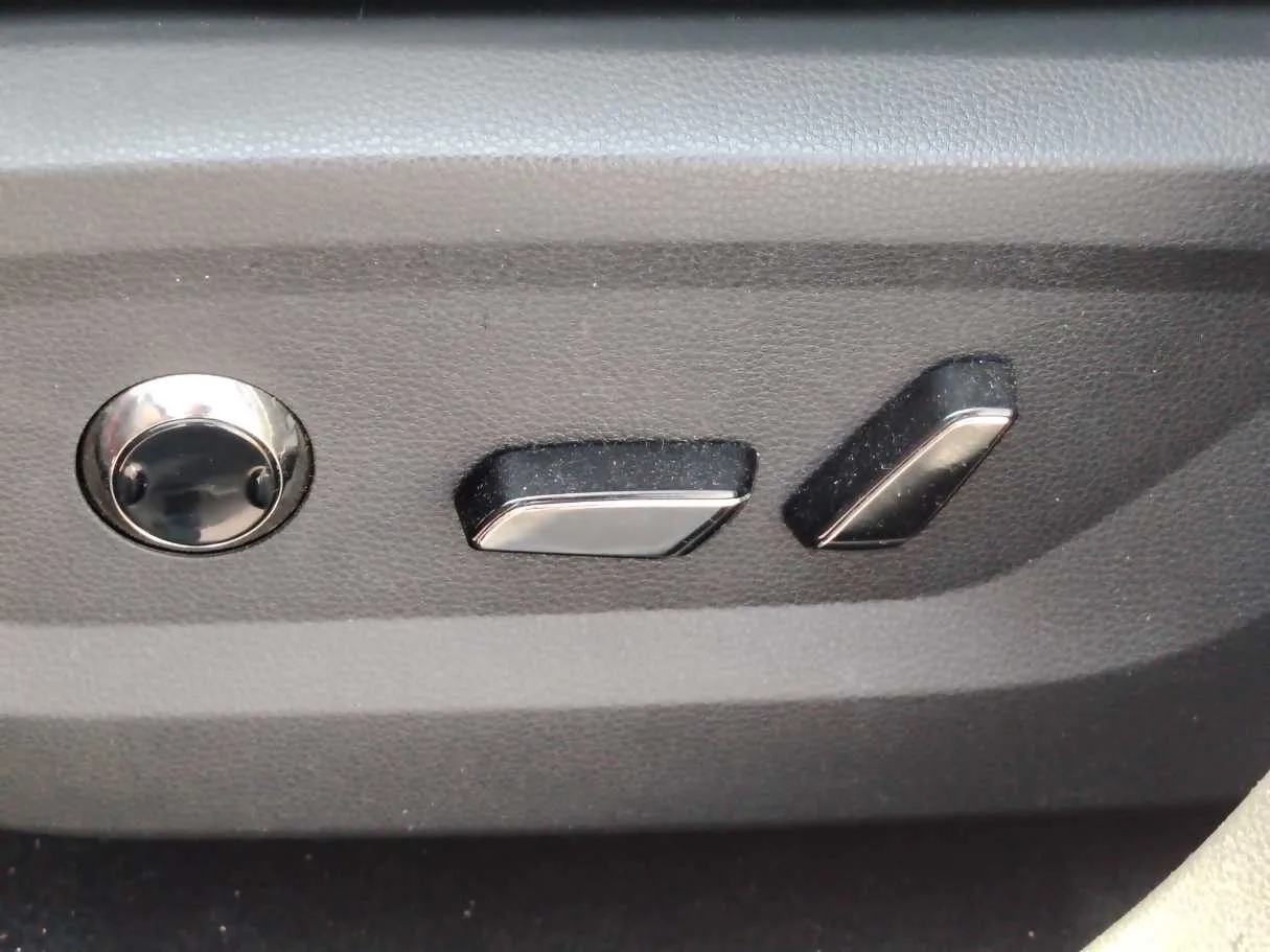 Car image 32