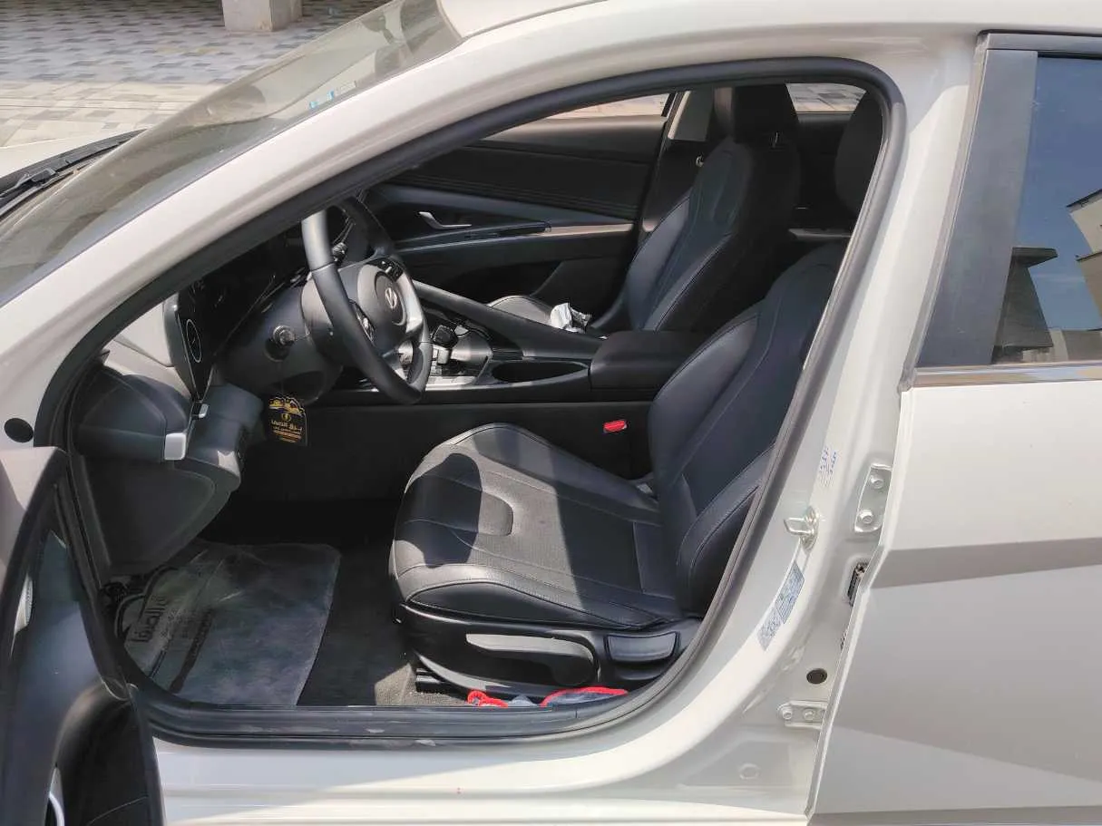 Car image 12