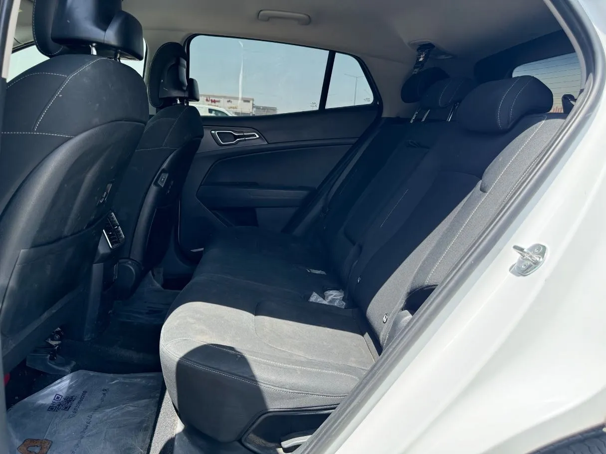 Car image 14