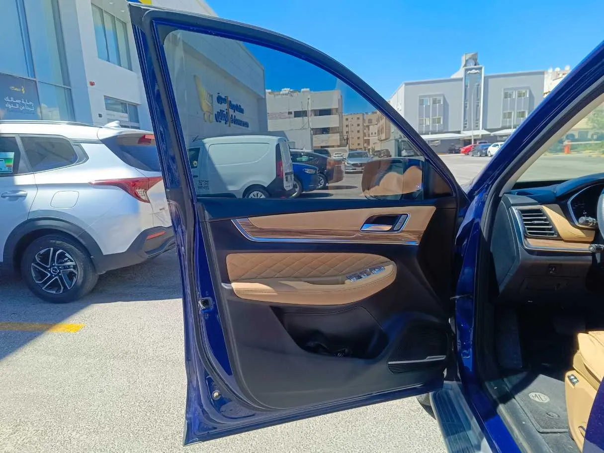 Car image 12
