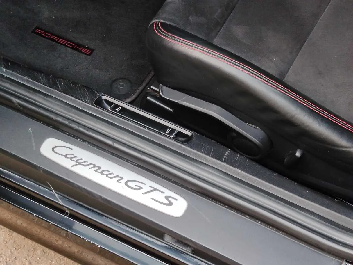 Car image 25
