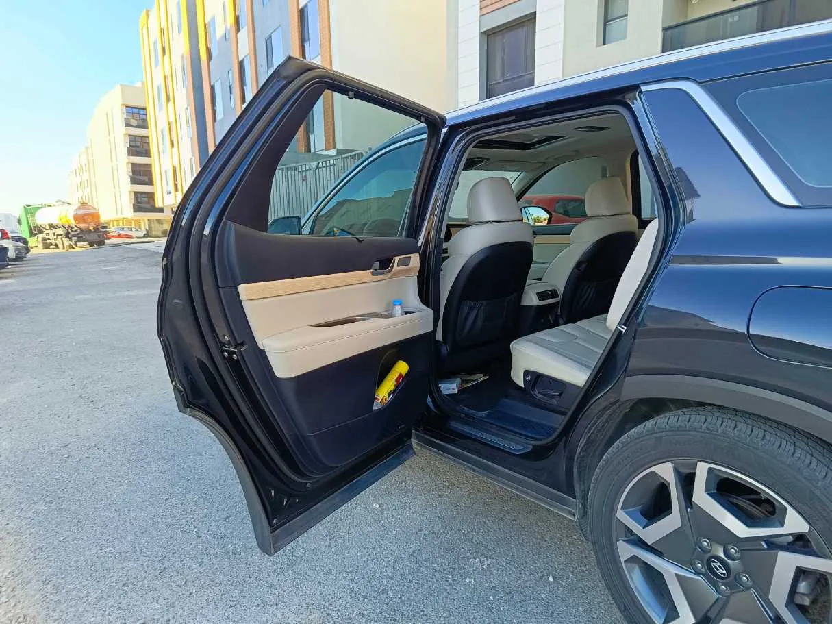 Car image 17