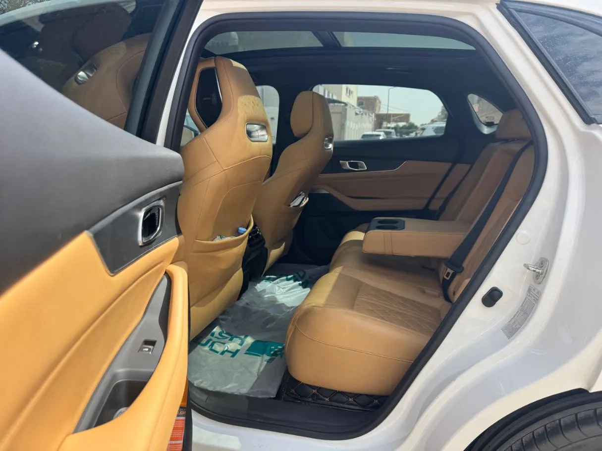 Car image 13