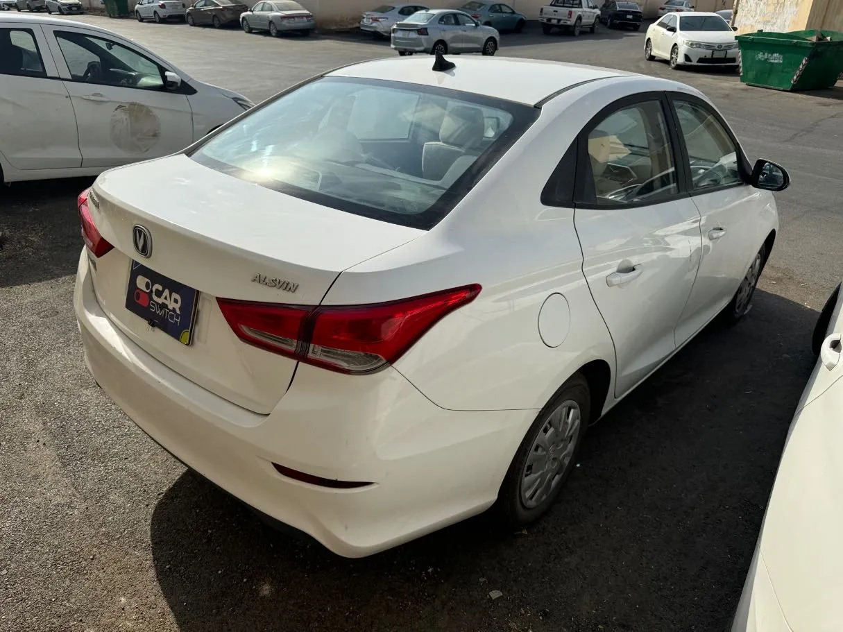 Car image 4