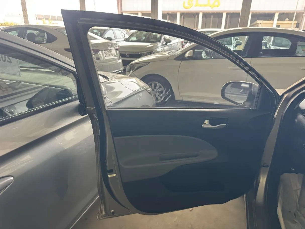 Car image 8