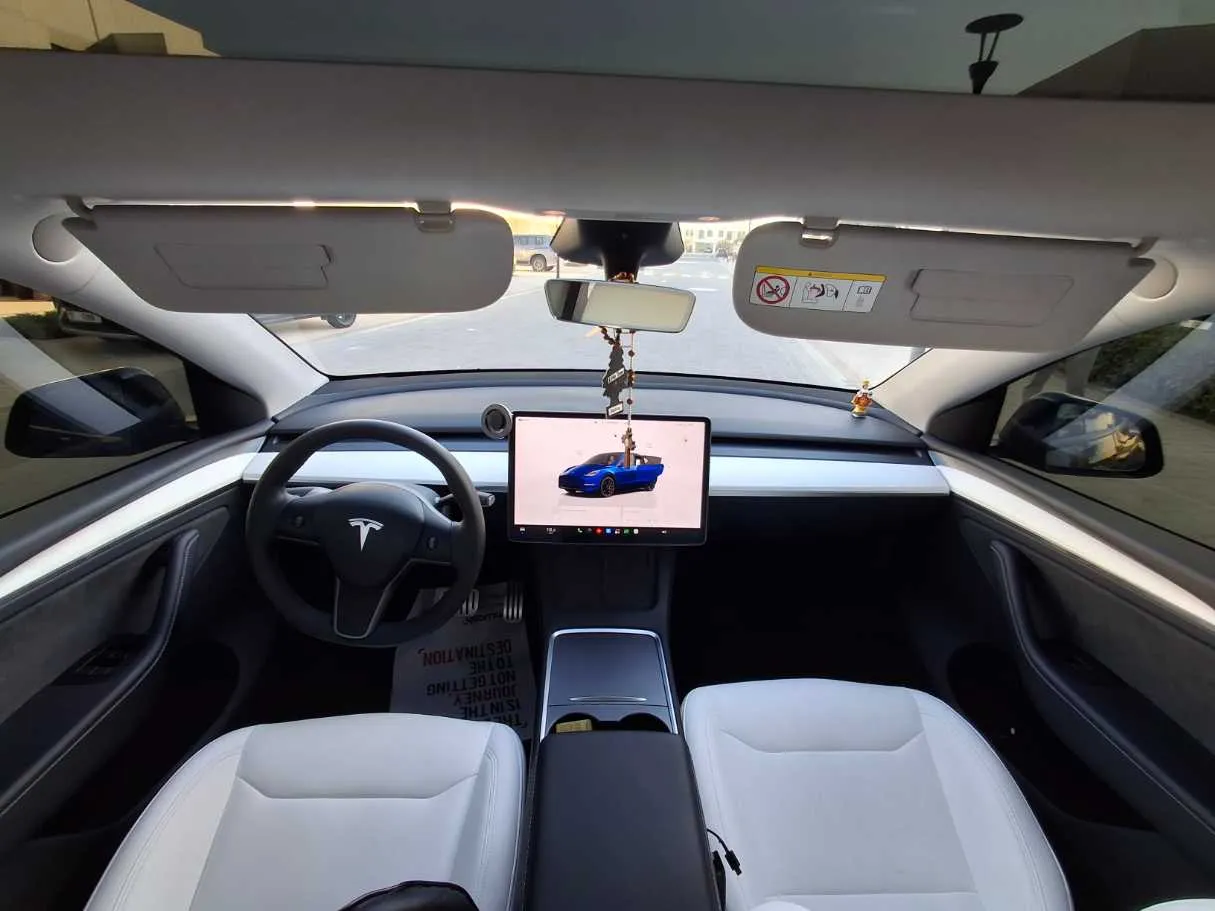 Car image 18