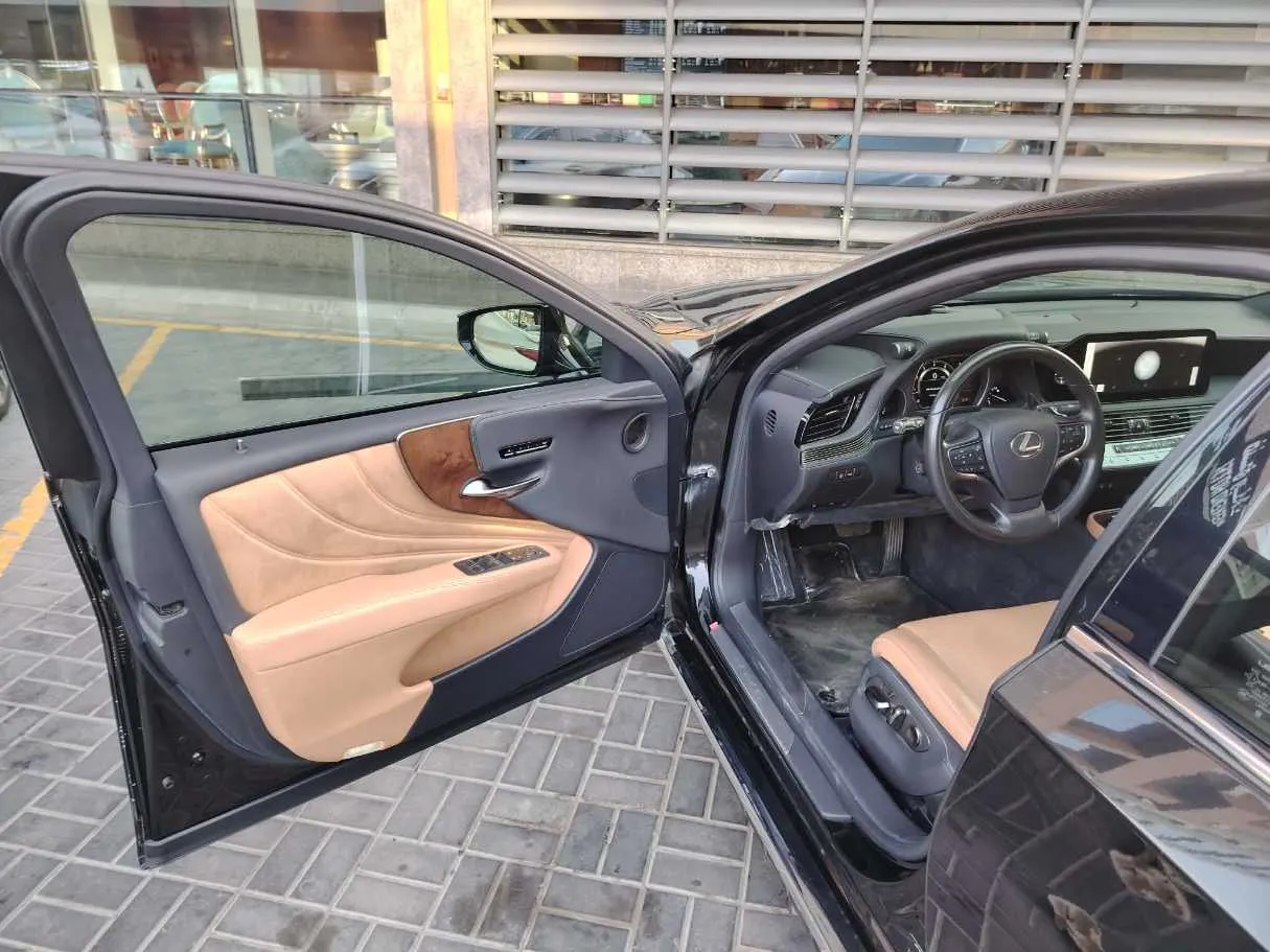 Car image 12