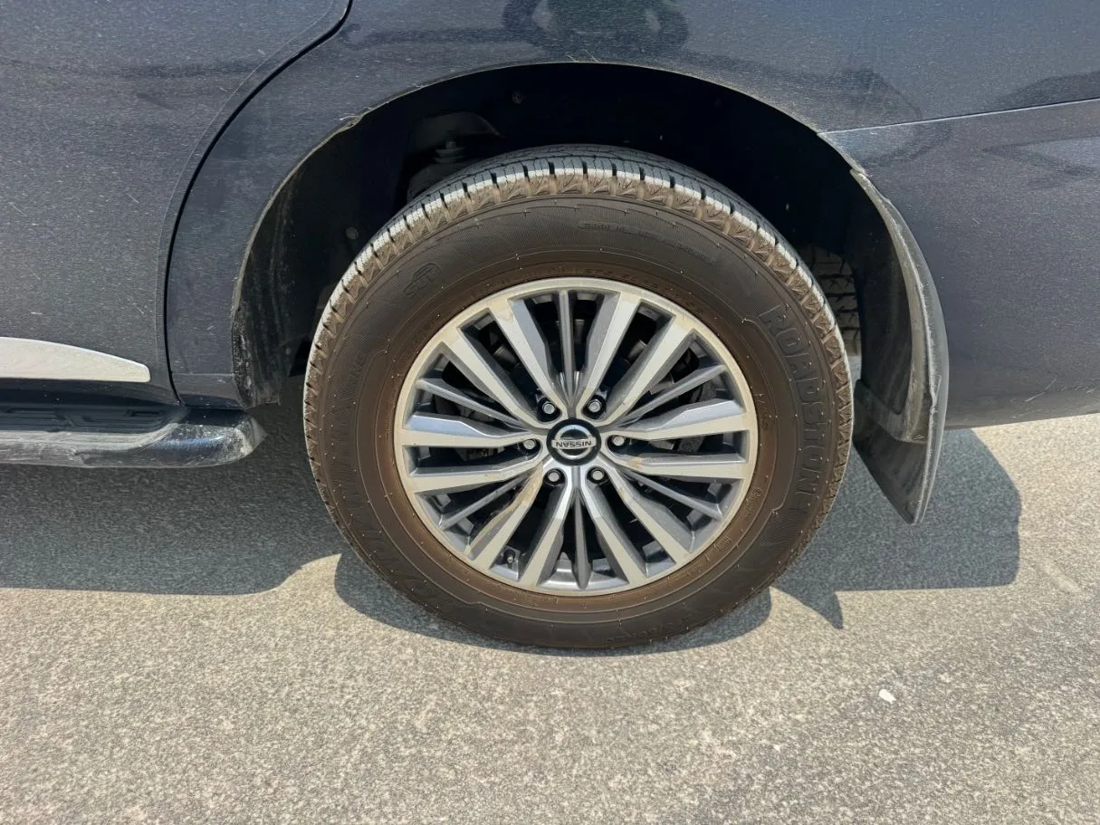 Car image 9
