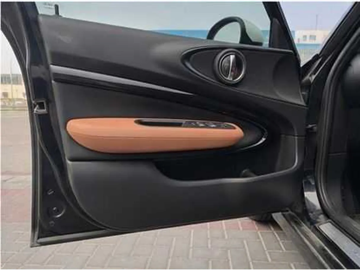 Car image 9