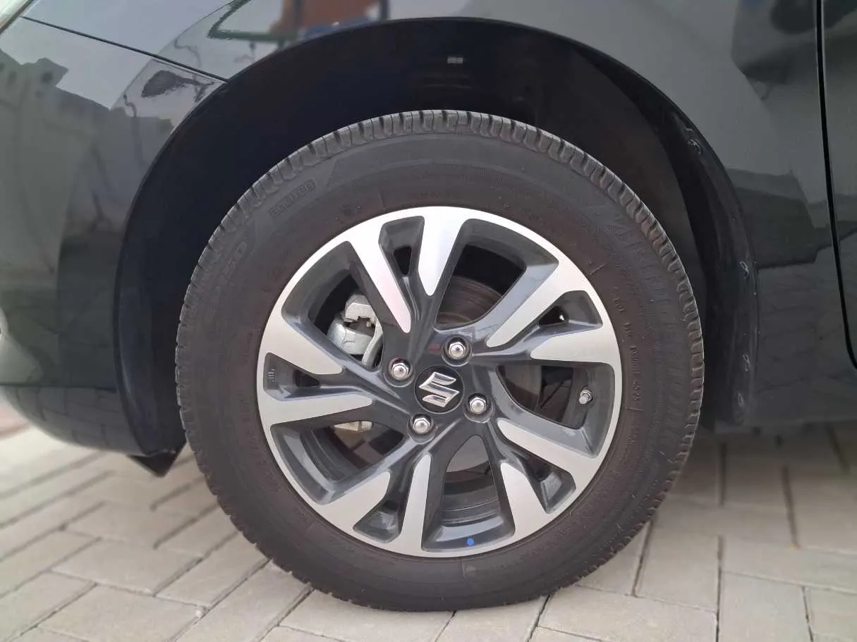 Car image 9