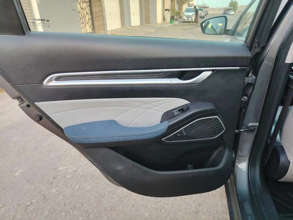 Car image 15