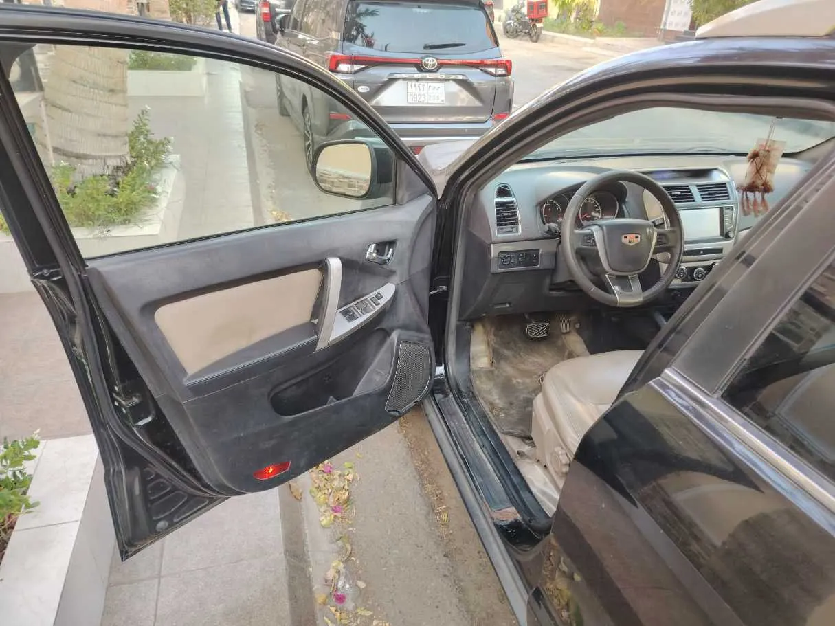 Car image 12