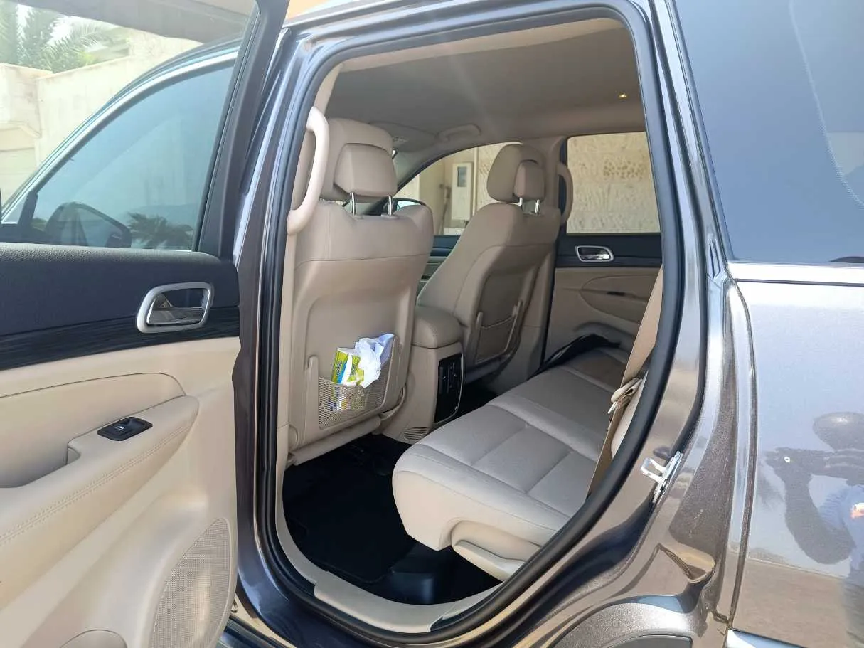 Car image 17