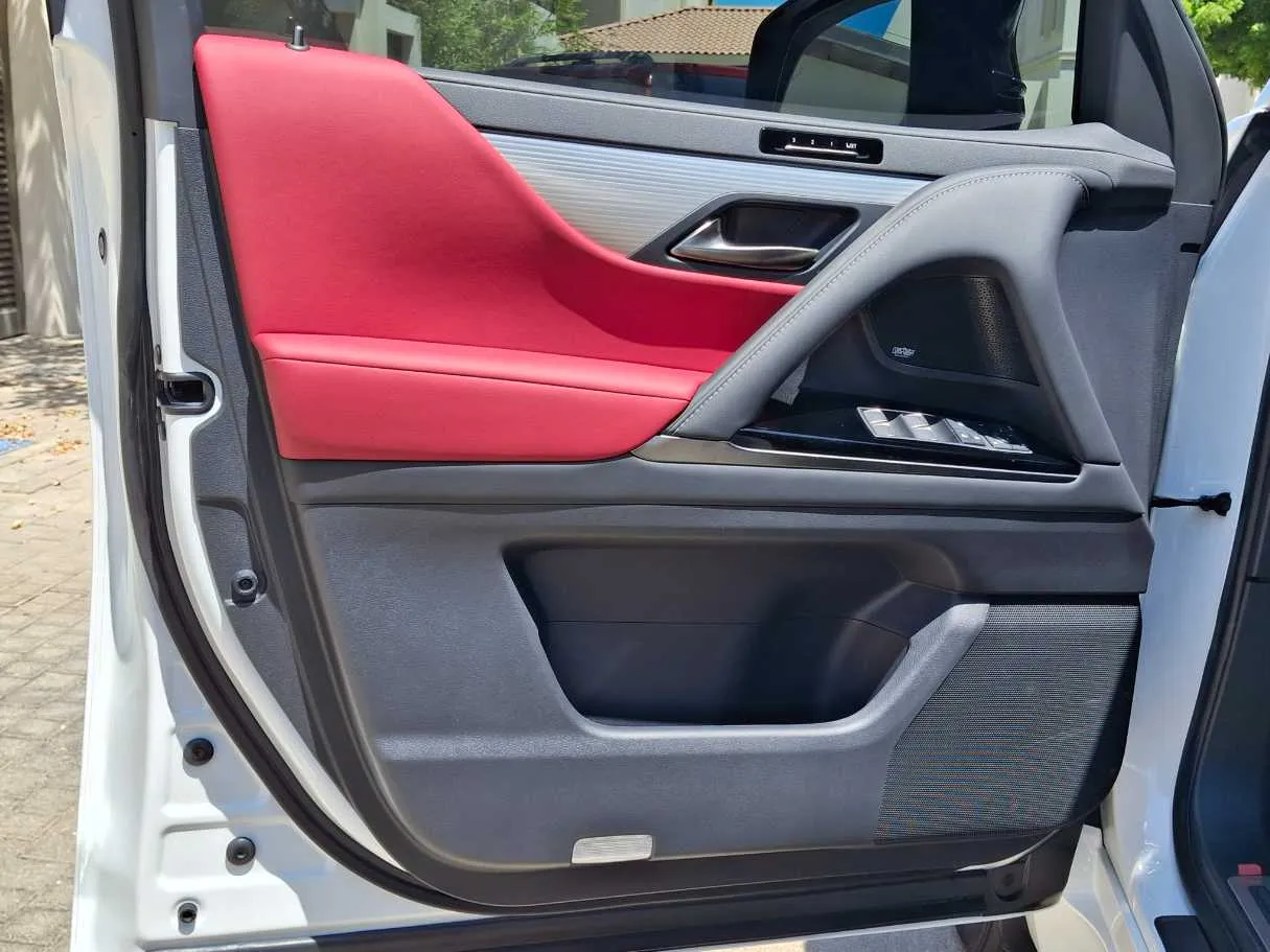 Car image 10