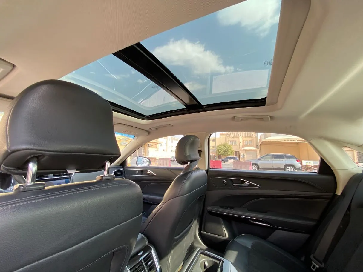 Car image 14