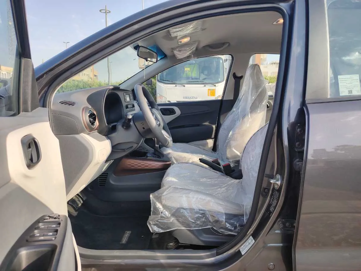 Car image 12
