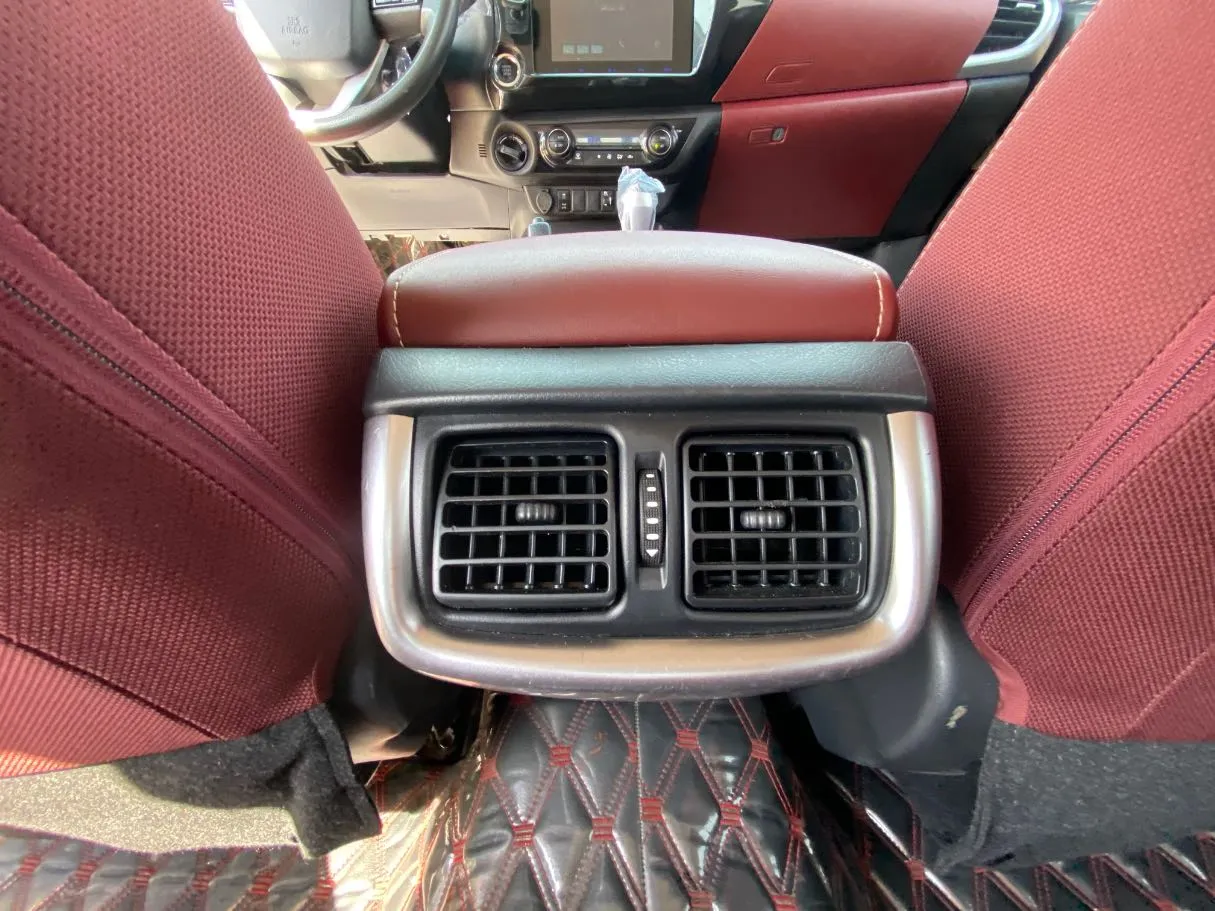 Car image 19