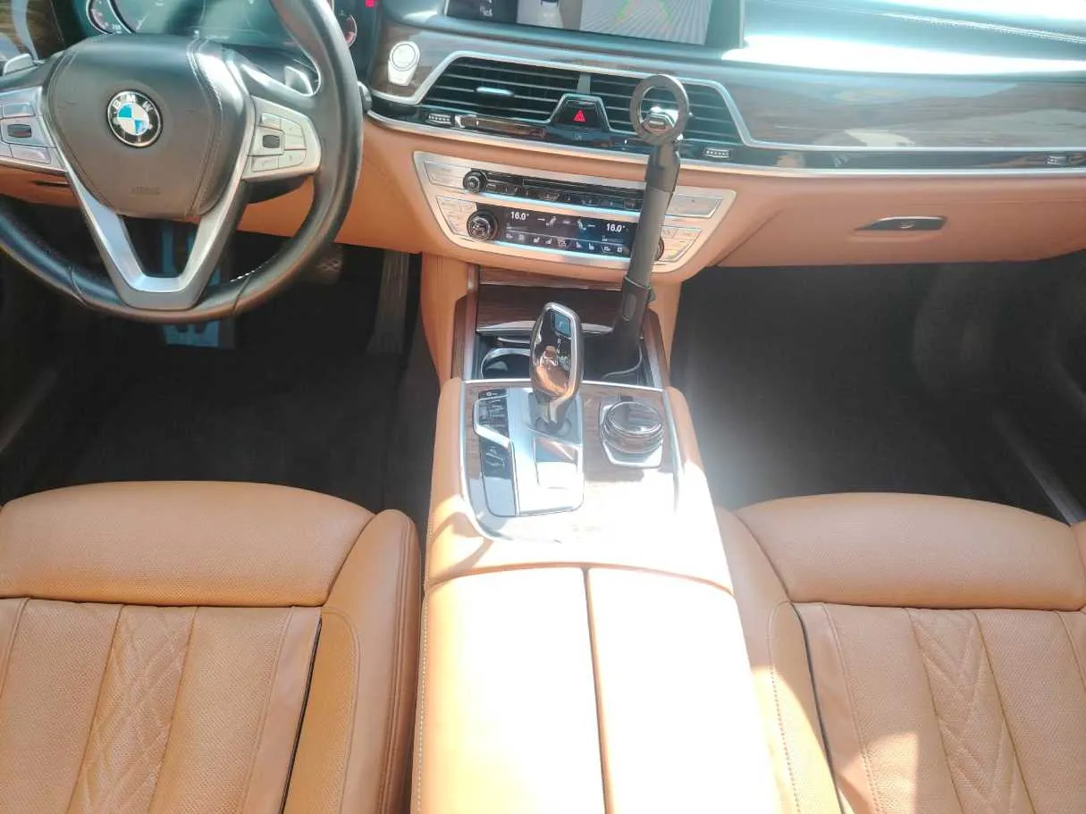 Car image 18