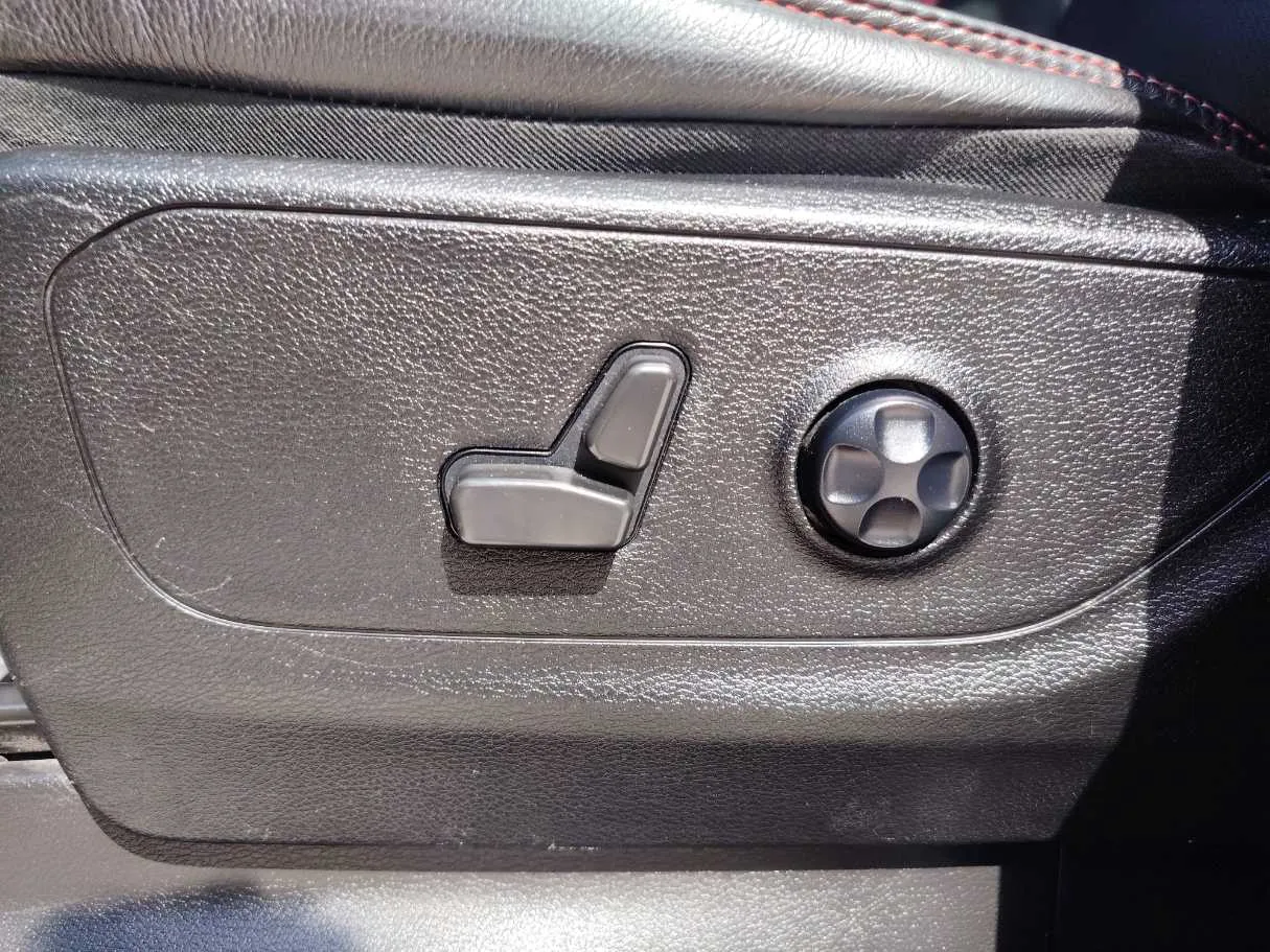 Car image 32