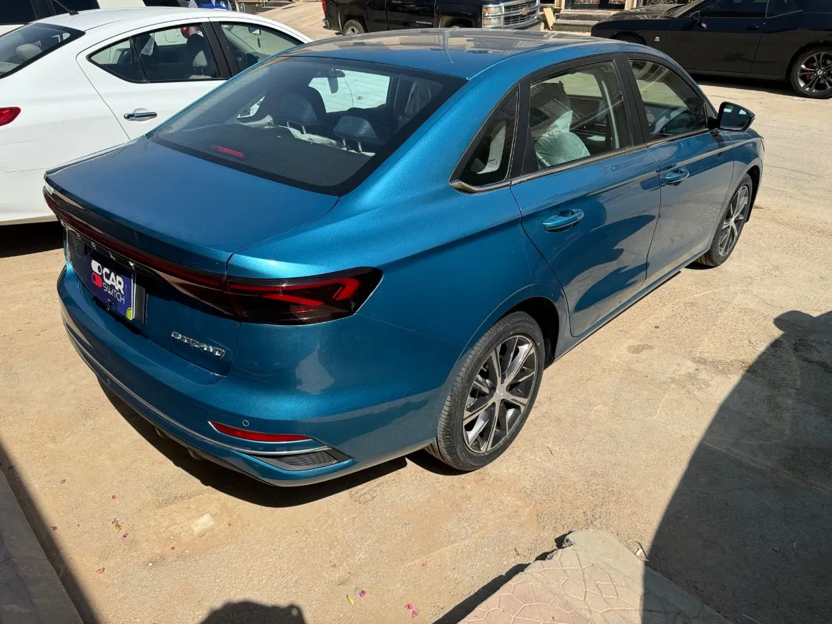 Car image 4