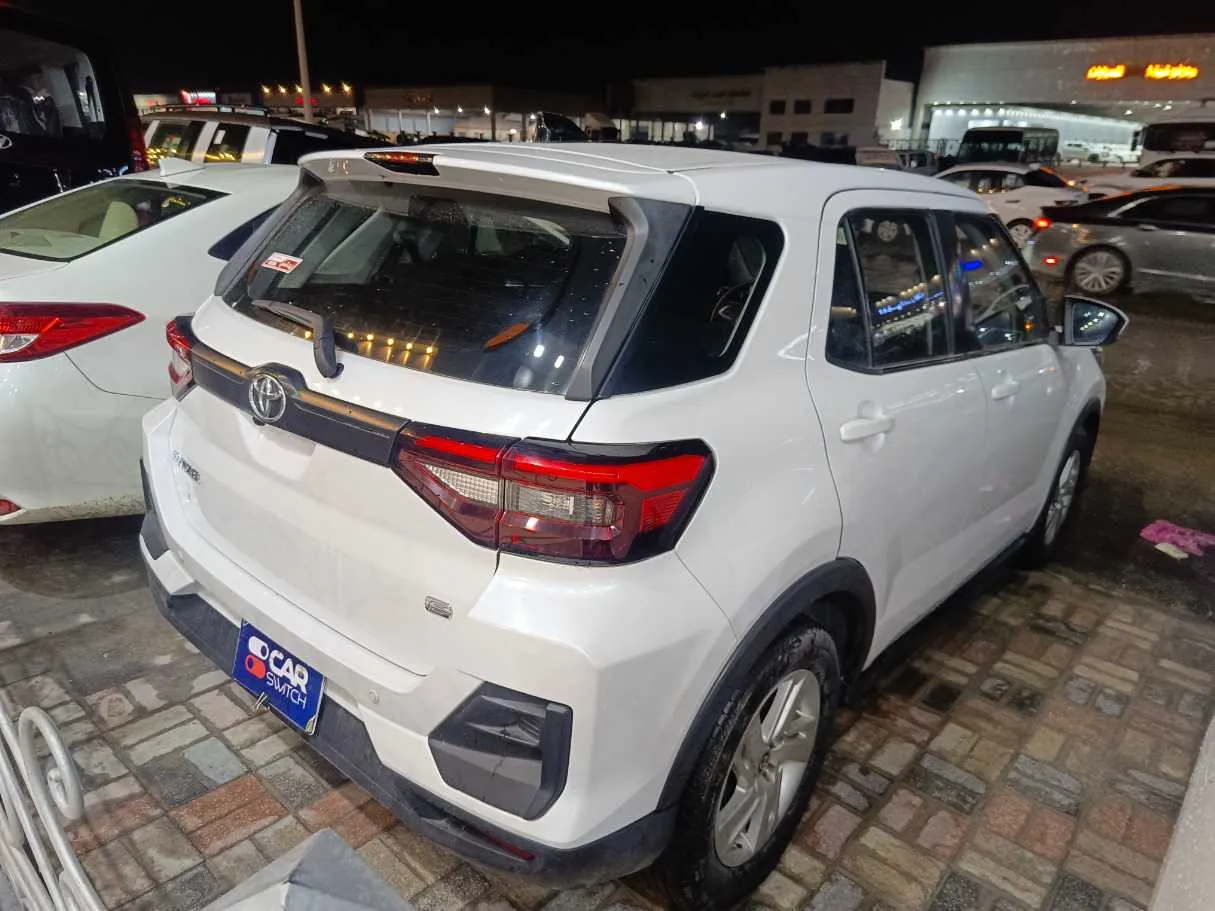 Car image 4