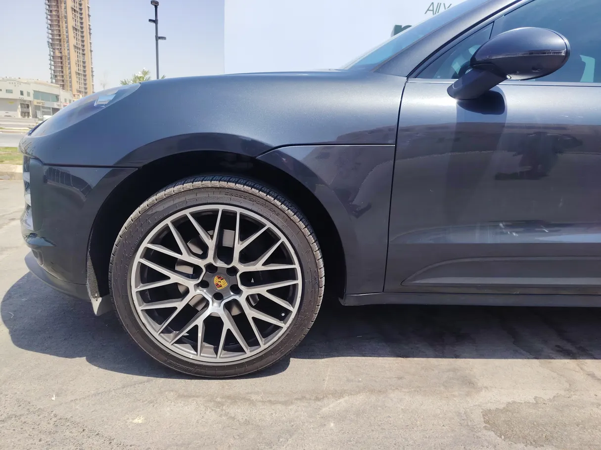 Car image 9