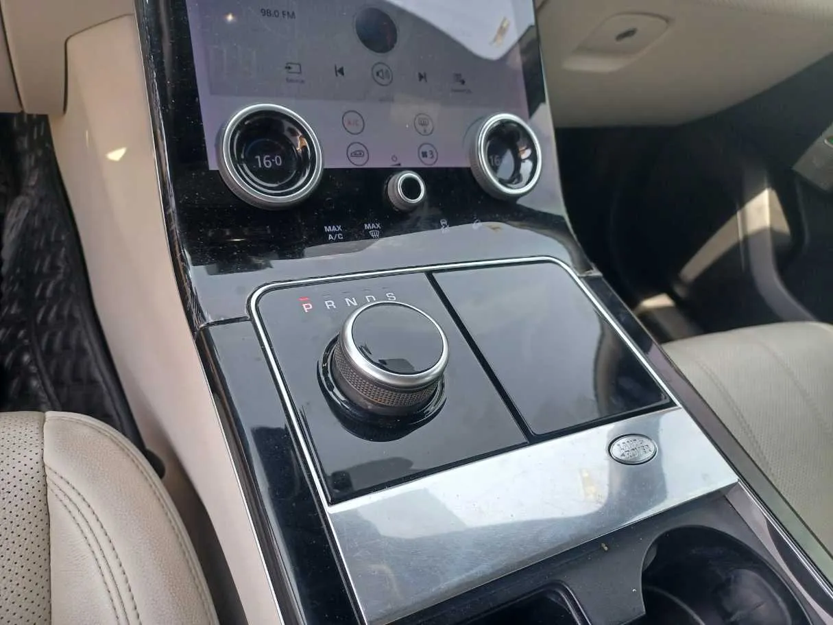 Car image 17