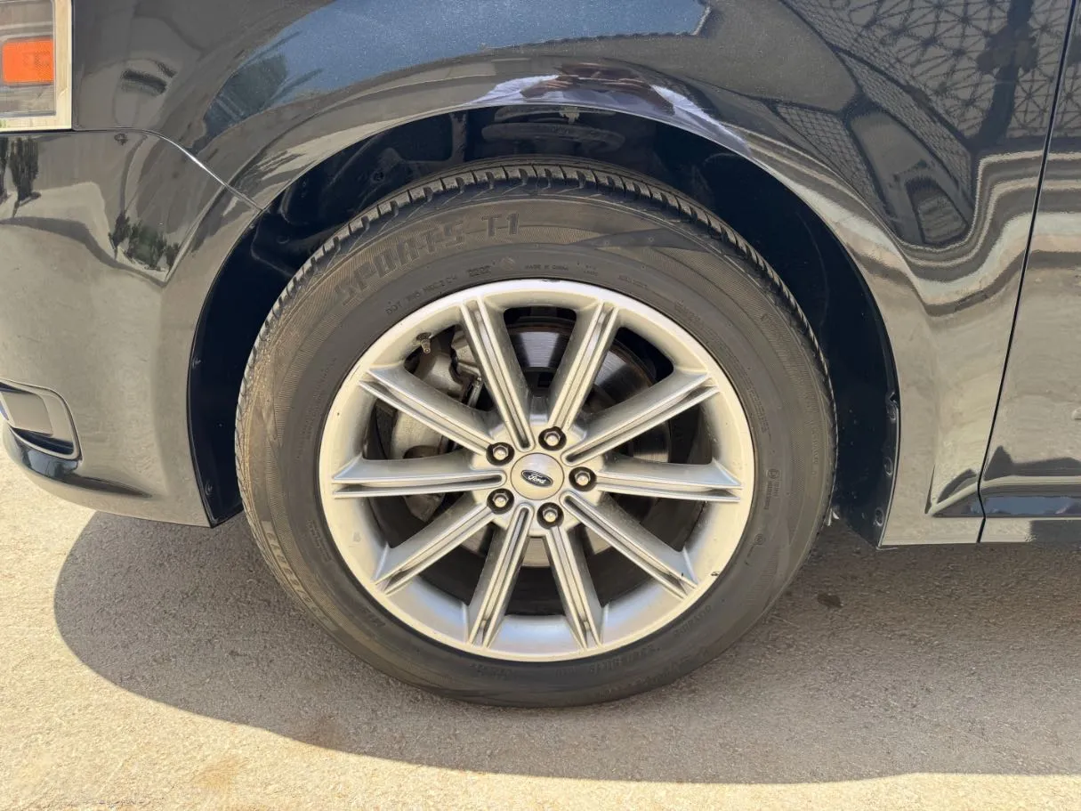 Car image 9