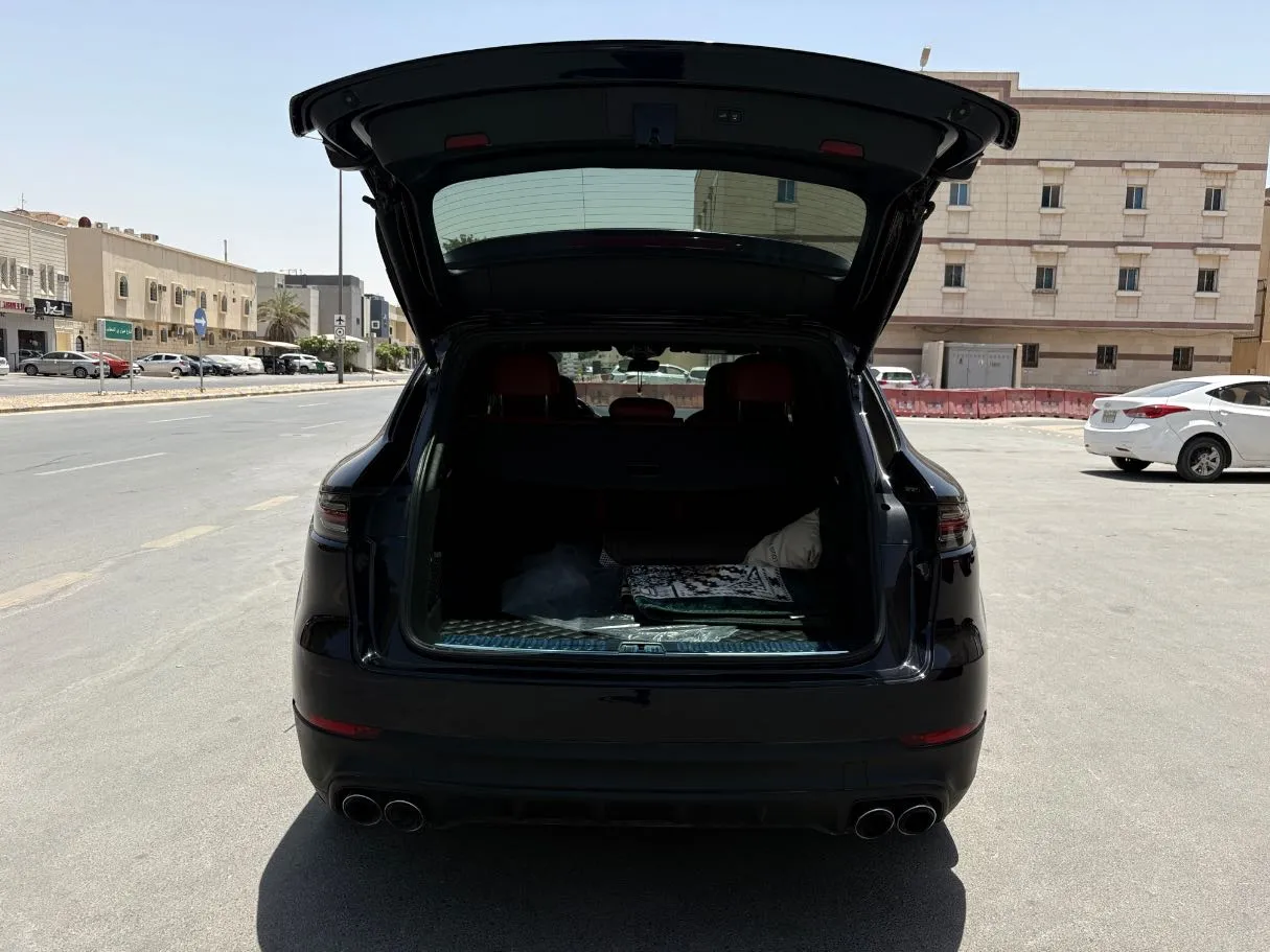 Car image 23