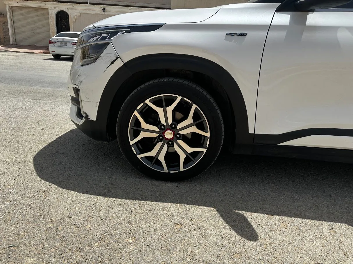 Car image 9