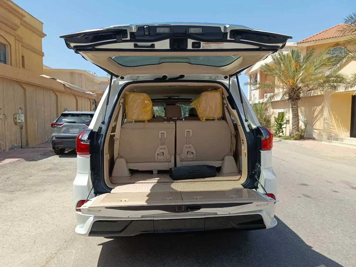 Car image 30