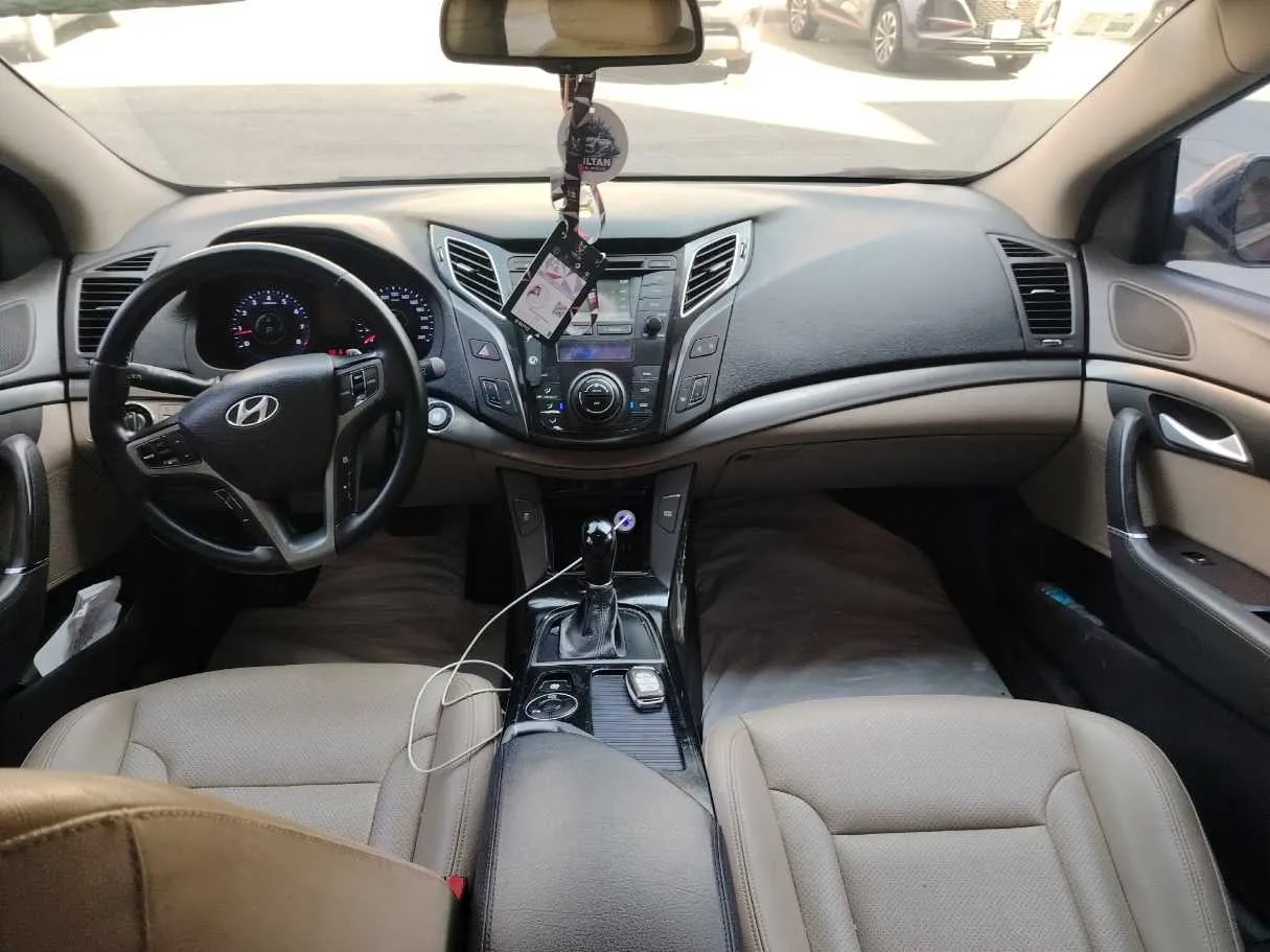Car image 17