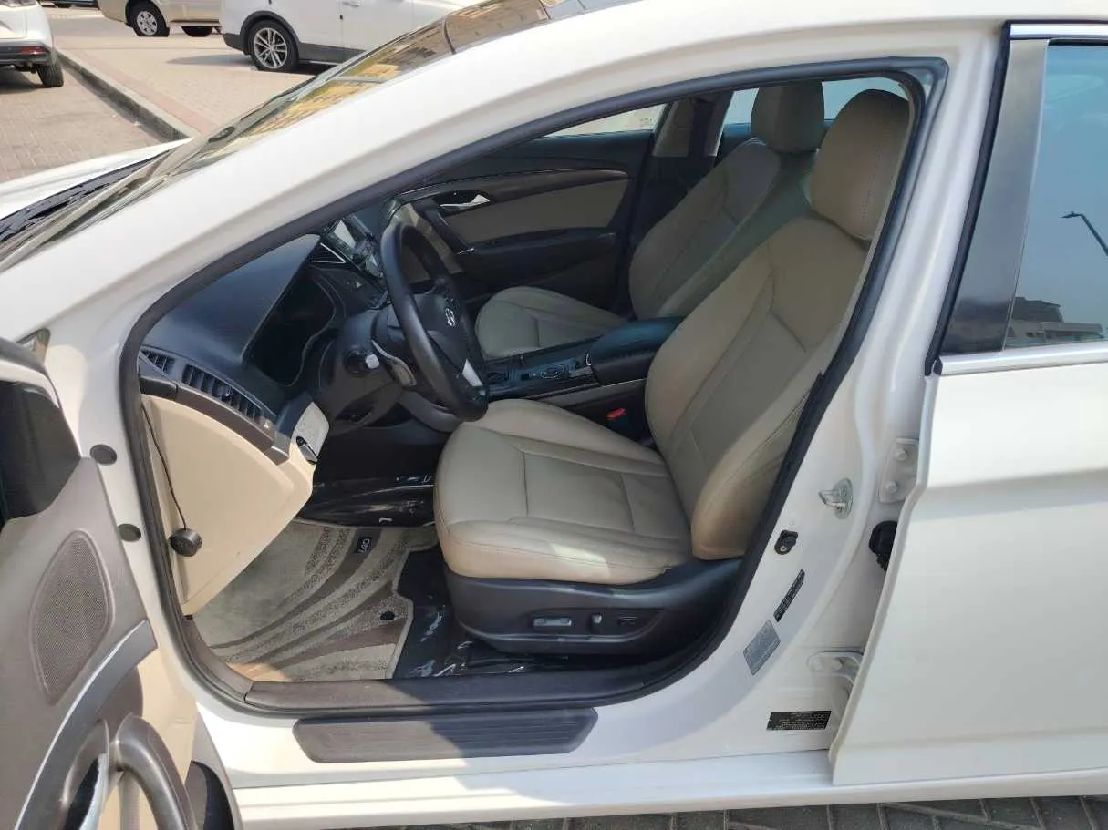 Car image 12
