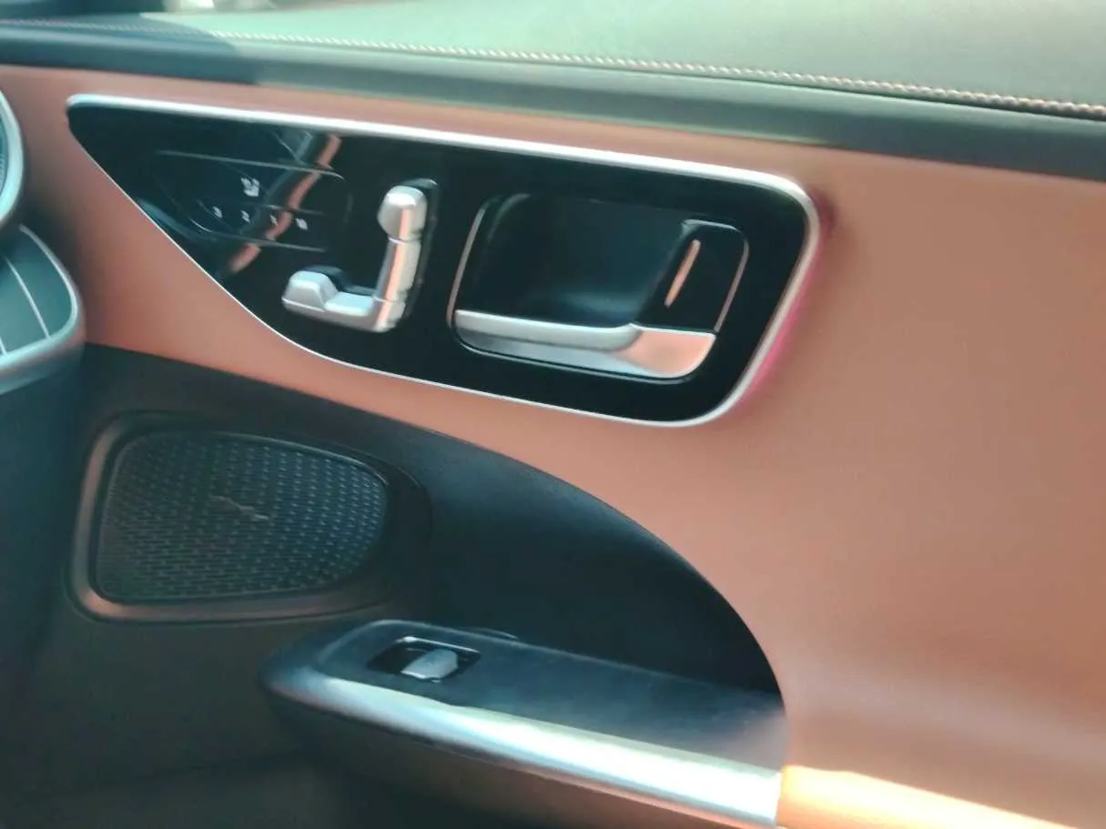 Car image 25