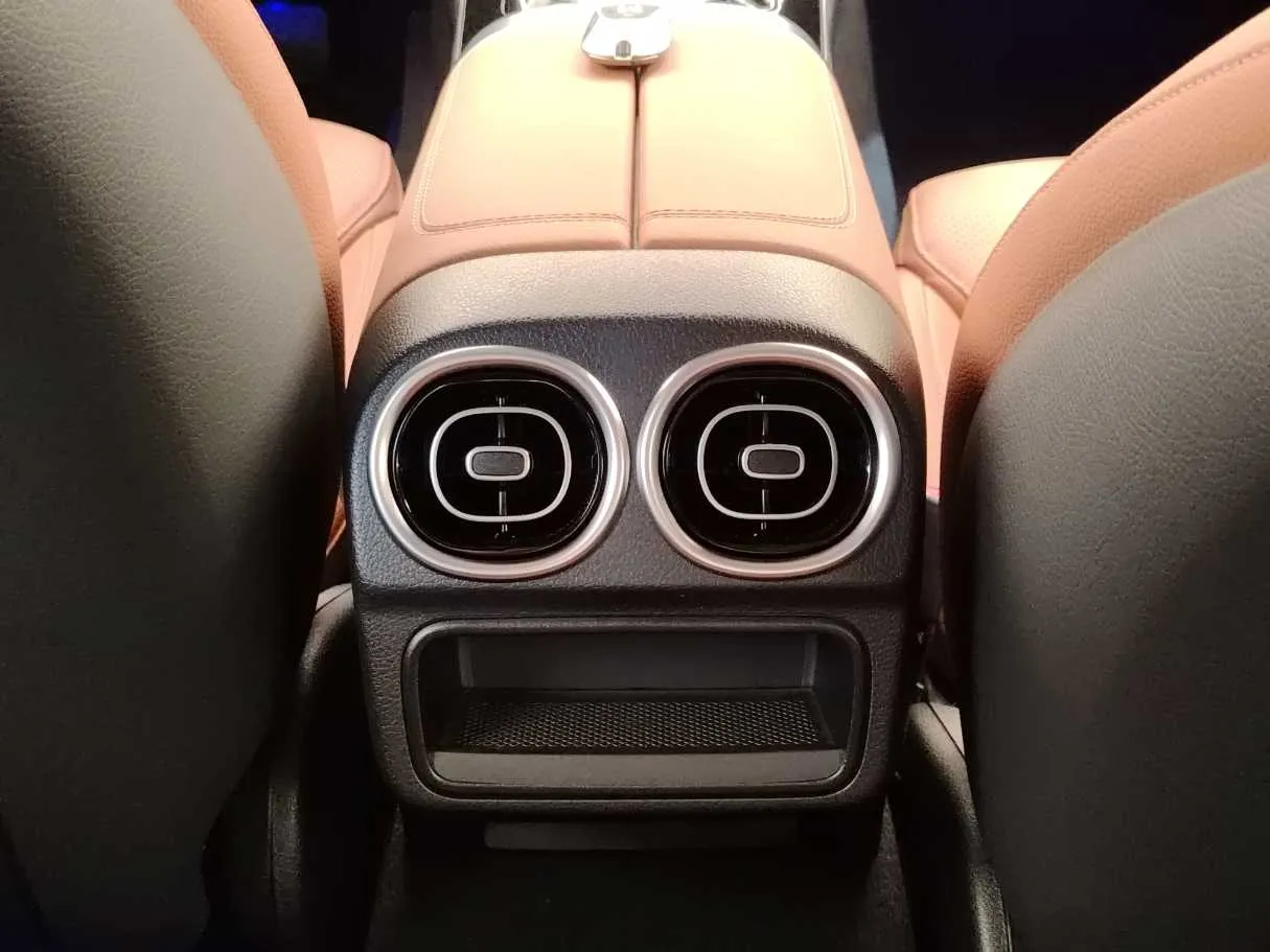 Car image 32