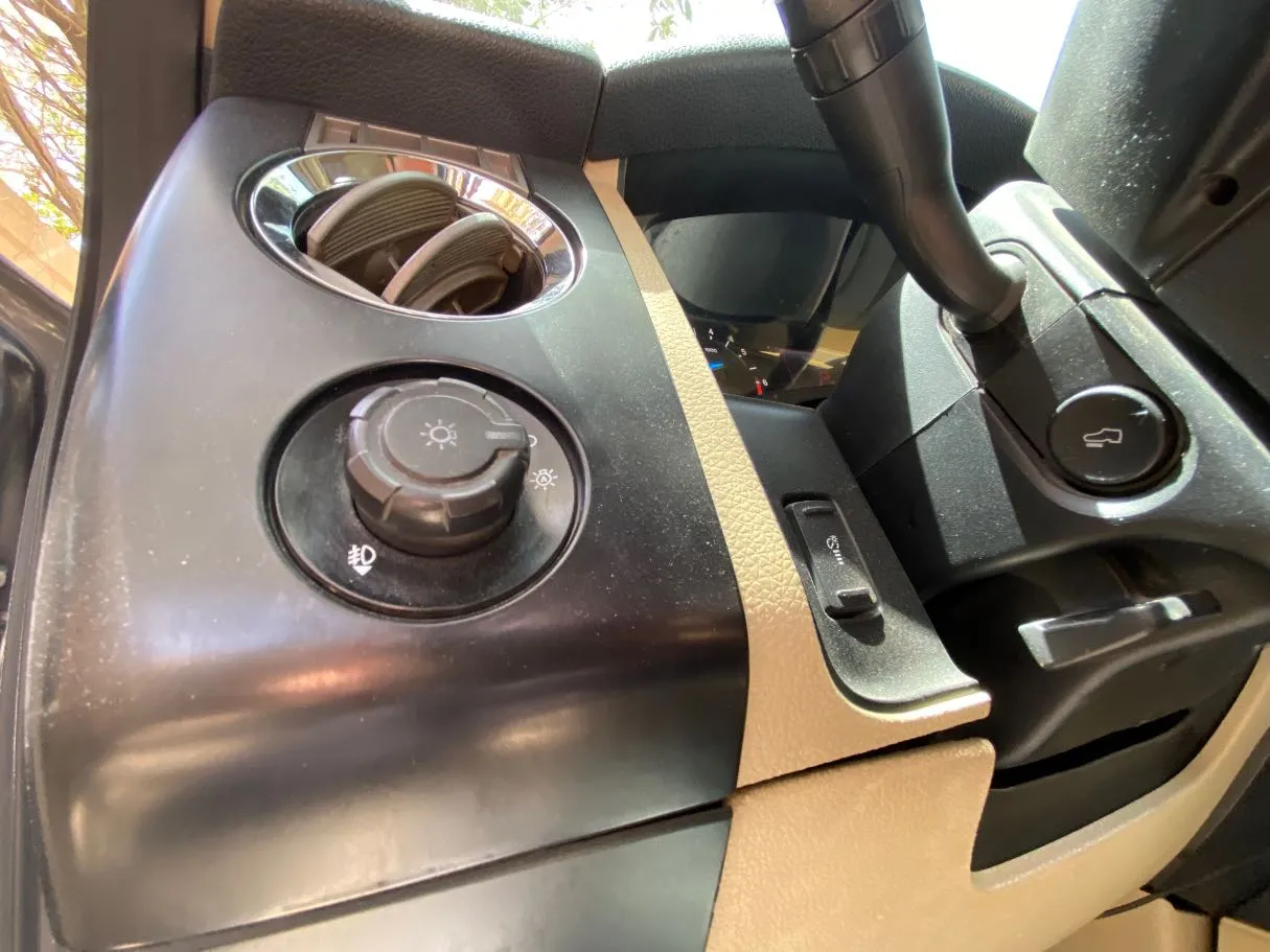 Car image 15