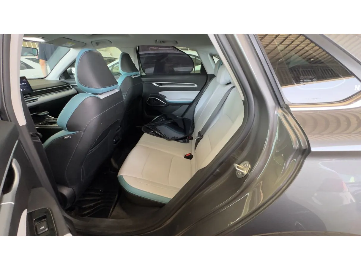 Car image 16