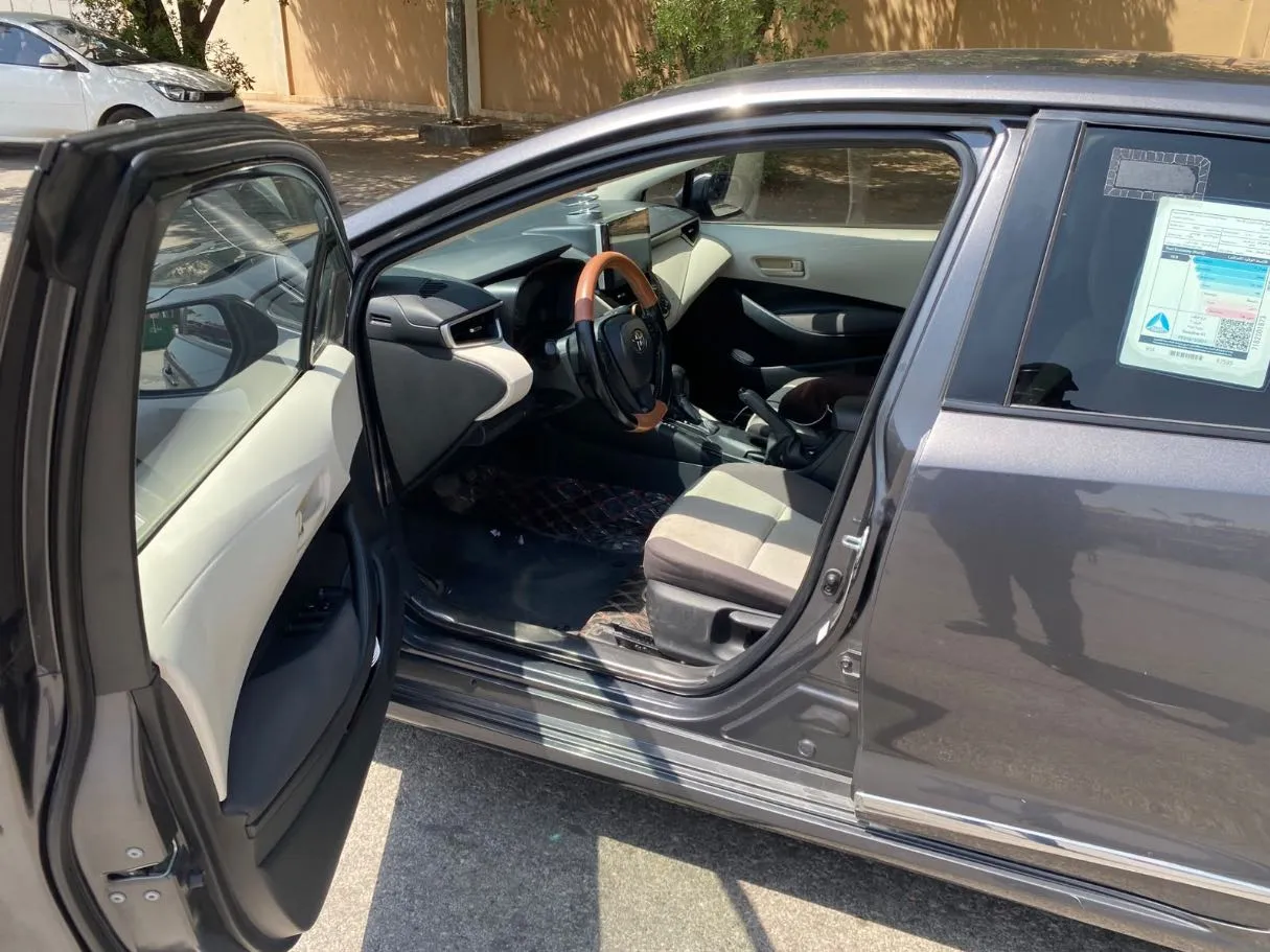 Car image 12