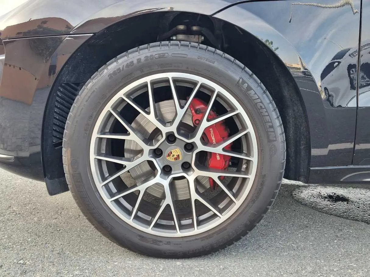 Car image 9