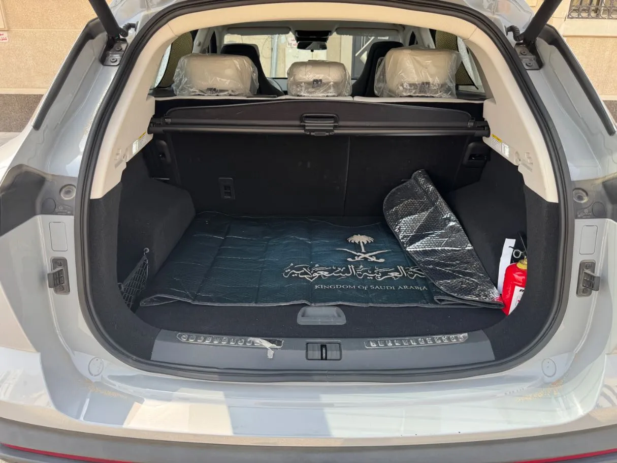 Car image 19