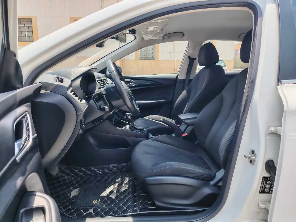 Car image 10
