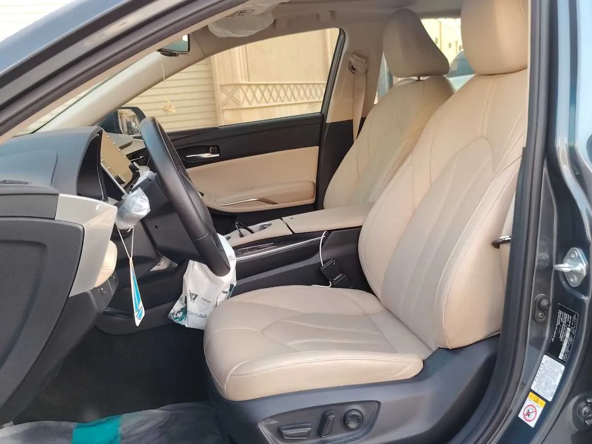 Car image 12