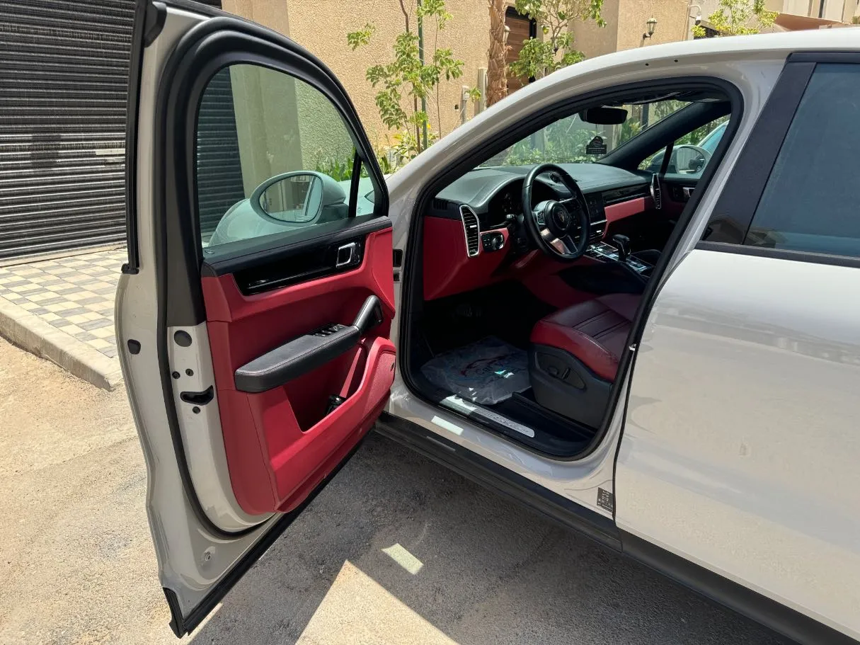 Car image 10